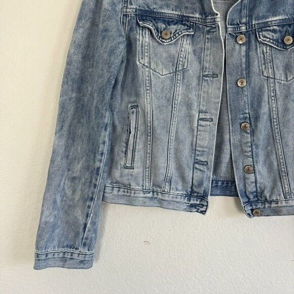 Forever 21 Women’s Faded Distressed Button Up Cotton Denim Jacket Size Medium - Picture 4 of 11